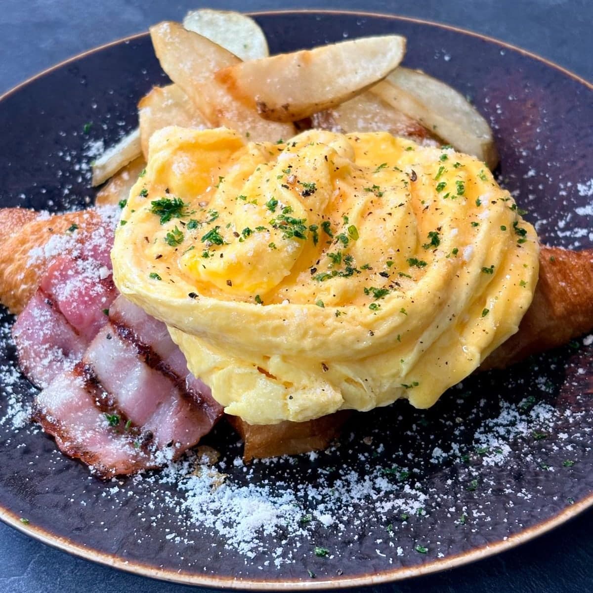 ベーコンエッグ クロワッサン｜Casablanca Namba Riverside