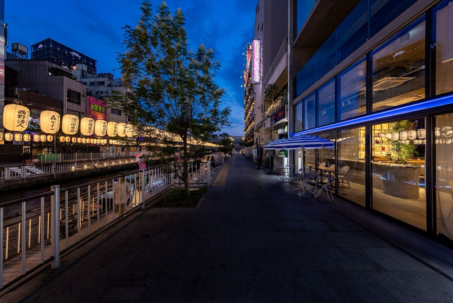 Casablanca Namba Riverside — riverside cafe and restaurant on the Dotonbori River, Osaka (4)